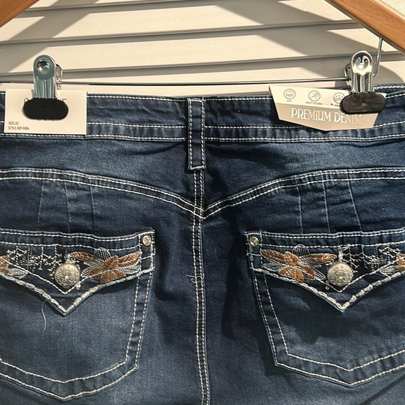 NWT Oak & Vine Denim Capris with jeweled back pockets, comfort fit and stretch. - Picture 8 of 11